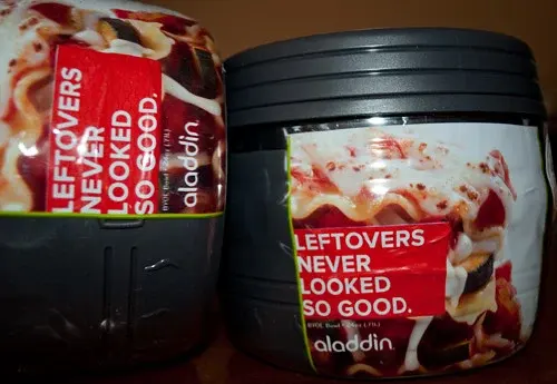 Två runda Aladdin-lunchbehållare med breda lock och produktetiketter.