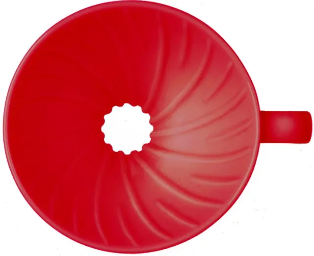 Röd V60-filterhållare sedd ovanifrån med spiralformade ribbor och en öppning i botten.