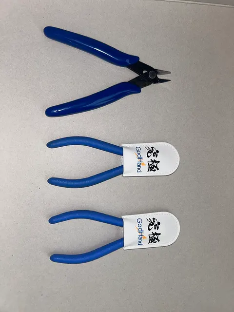 Tre GodHand-avbitare för modellbygge, varav två har skydd över skären. Produktfoto av verktygstypen; exakt modell och tillåtet material måste kontrolleras inför köp.