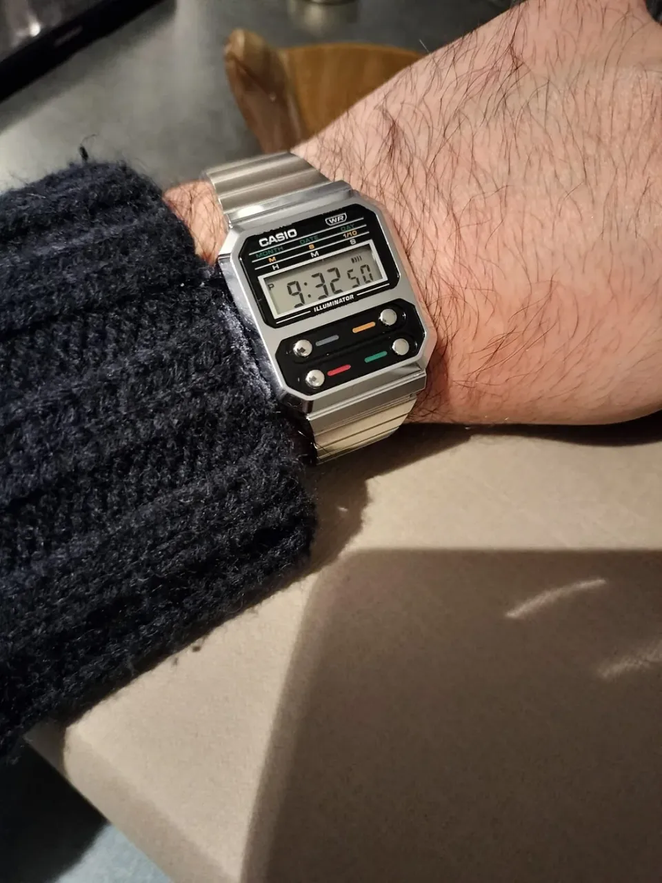Casio A100WE-1A på handleden.