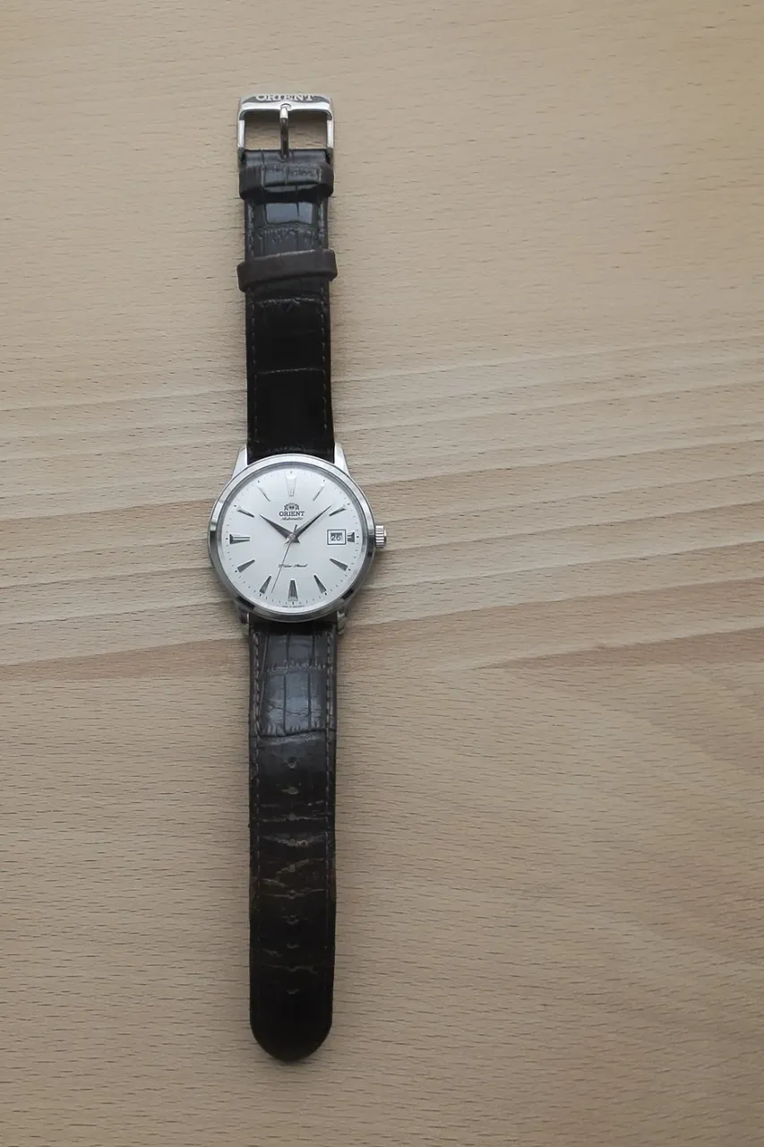 Orient Bambino ER24005W med ljus urtavla och mörkt läderband.