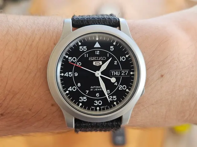 Seiko 5 SNK809 på handleden med textilband.