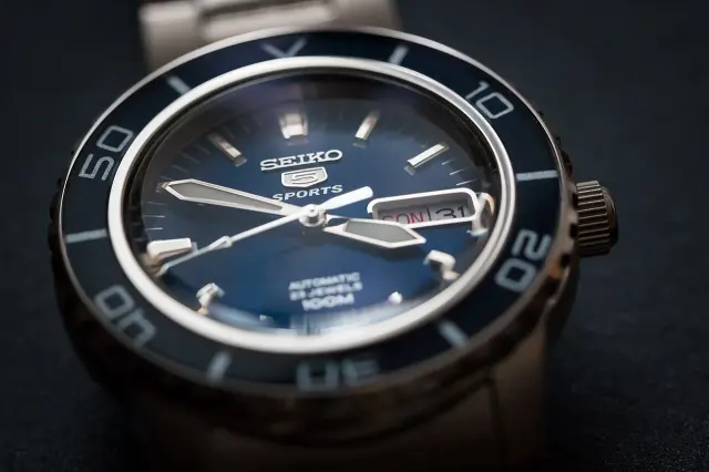 Seiko 5 Sports SNZH53K1 med blå urtavla.