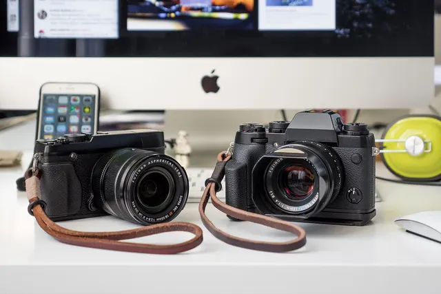 Två Fujifilm-kameror med bruna kameraremmar