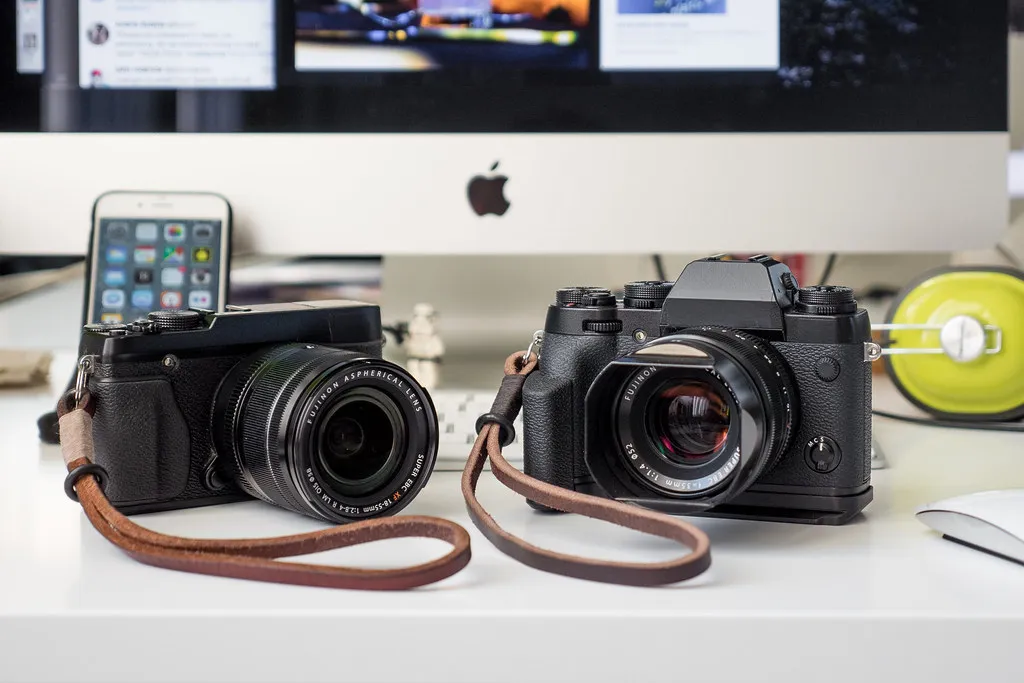 Två Fujifilm-kameror med bruna kameraremmar