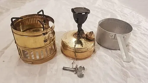 Svea 123-kök med löst vindskydd, nyckel och aluminiumkärl