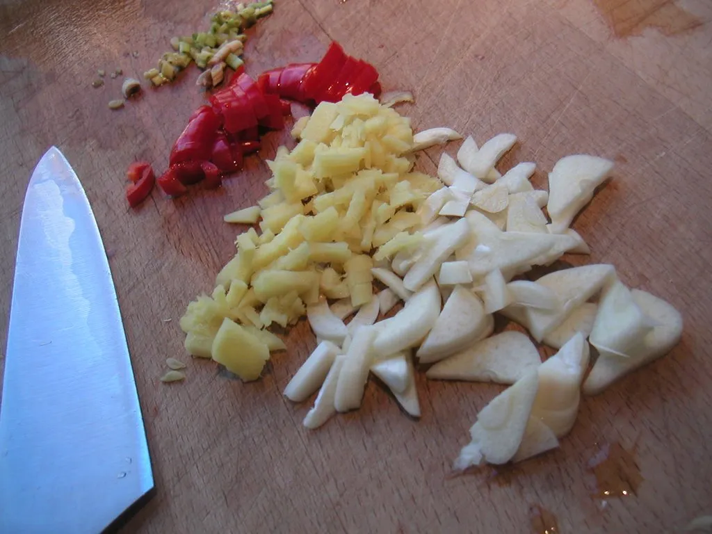 Hackat citrongräs, chili, ingefära och vitlök på en träskärbräda