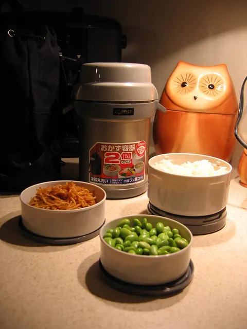 Zojirushi Mr. Bento med flera öppna matbehållare och en måltid