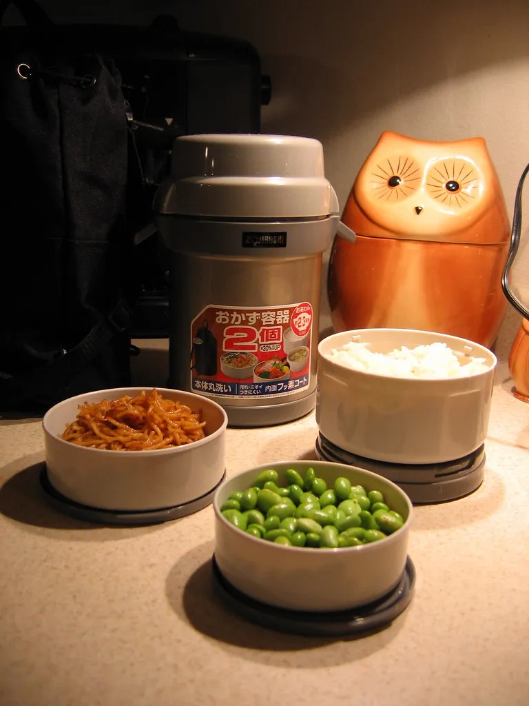 Zojirushi Mr. Bento med flera öppna matbehållare och en måltid