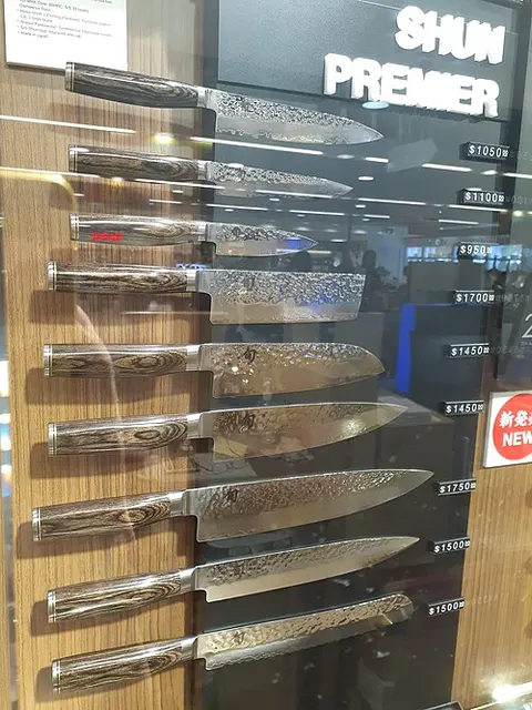Shun-knivar bakom glas i en butiksdisplay märkt Premier