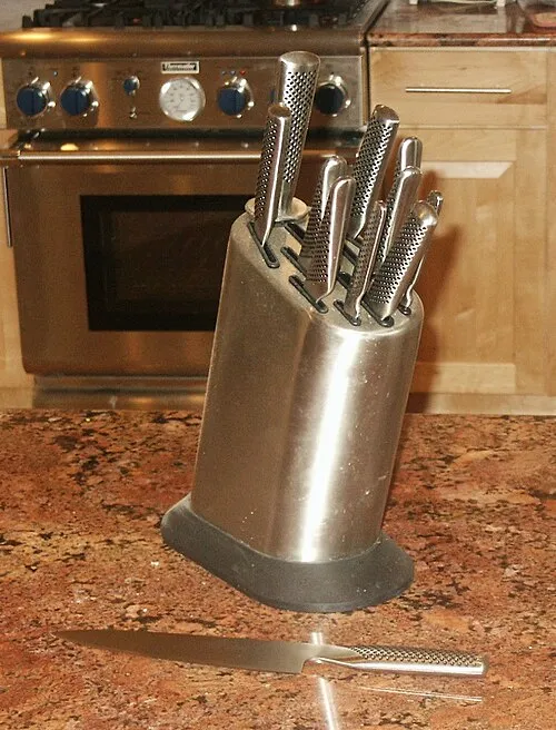 Global-knivar förvarade i ett metallställ på en köksbänk