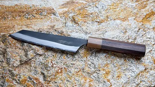 Kort Masashi-pettykniv med spetsigt blad och trähandtag