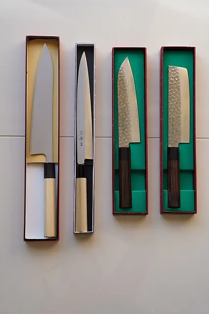 Fyra japanska knivformer i öppna förpackningar
