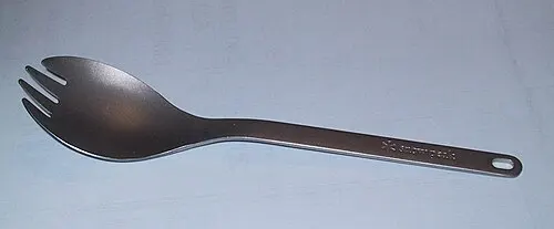 Spork av titan med skedskål och korta gaffeltänder