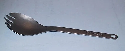 Spork av titan med skedskål och korta gaffeltänder