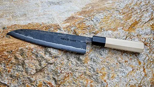 Moritaka-gyuto med mörk bladfinish och ljust trähandtag
