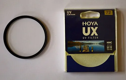 Hoya UX UV-filter bredvid förpackningen med diametern 72 mm