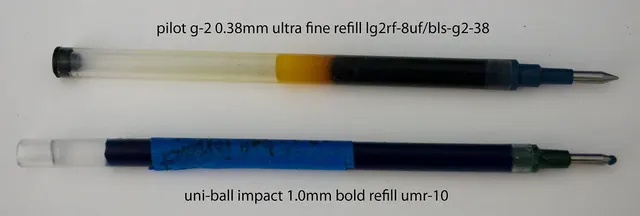 En Pilot G-2-refill och en Uni-ball Impact-refill bredvid varandra. Skillnader i längd och anslutning måste kontrolleras mot den egna pennans modell.