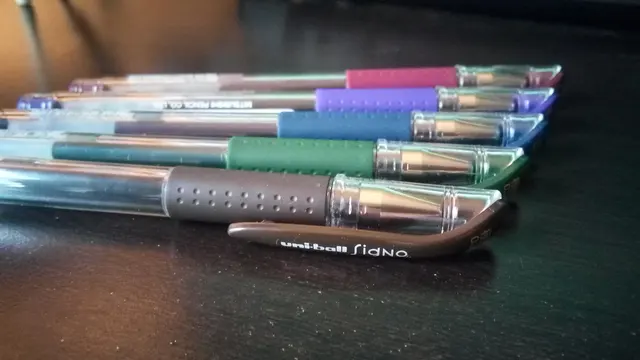 Uni-ball Signo UM-151 med 0,38 mm spets i flera färger. Bild av Signo-familjen i jämförelsen med Pilot G-2; modellen på bilden behöver inte vara den svenska butikens variant.