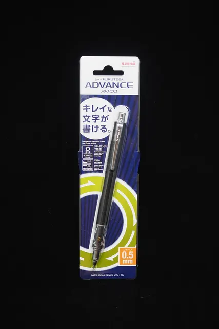 Uni Kuru Toga Advance i sin förpackning. En variant ur Kuru Toga-familjen som jämförs med Pentel GraphGear.