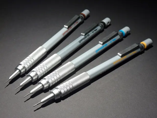 Fyra stiftpennor ur Pentel GraphGear 500-serien. Kontrollera märkningen på den egna pennan när du väljer stiftdiameter.
