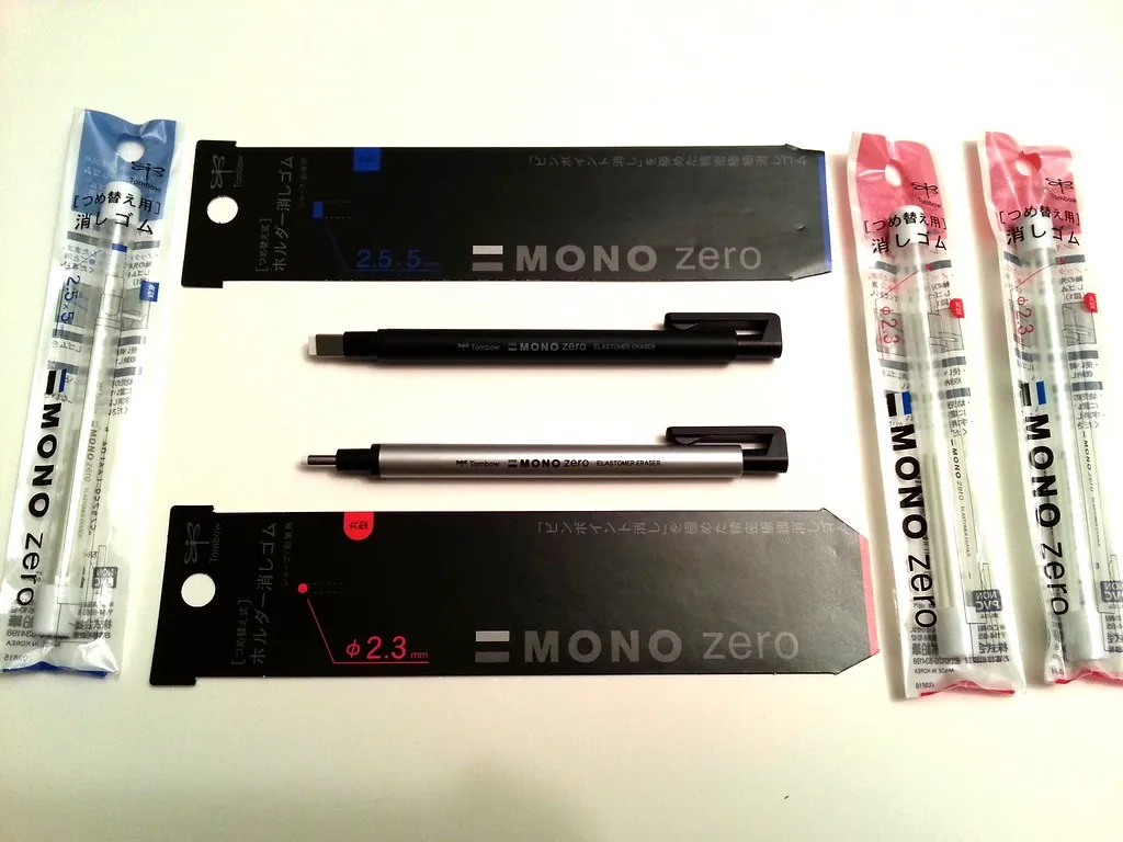 Tombow MONO zero med rund och rektangulär suddspets samt refill.