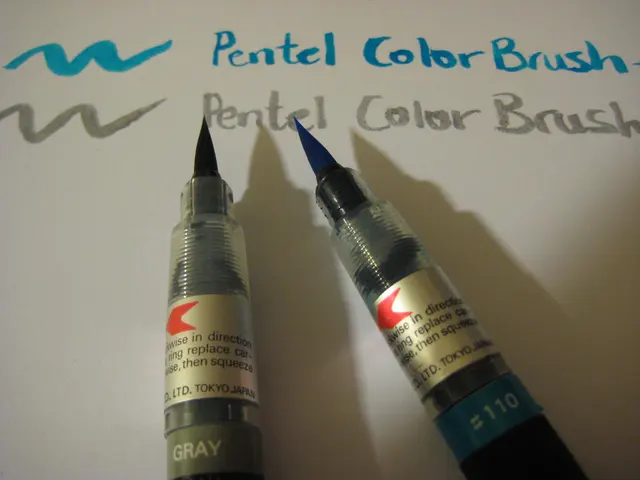 Två Pentel Color Brush-pennor med öppna penselspetsar och färgprov på papper. Produktfoto som visar en penselbaserad konstruktion.