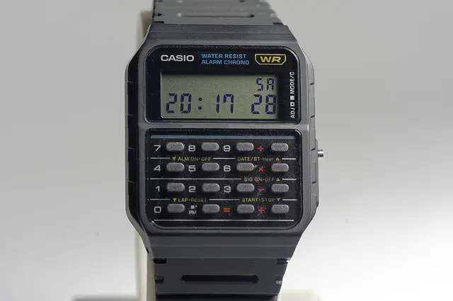 Casio CA-53W-1EZ – CA-53W-1EZ framifrån med sifferknapparna under displayen.