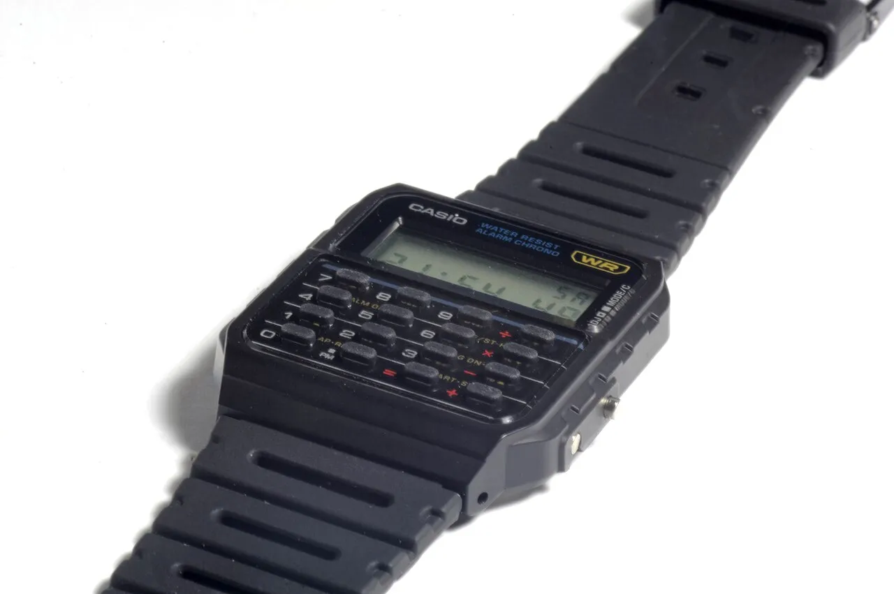 Casio CA-53W-1EZ – CA-53W-1EZ snett från sidan
