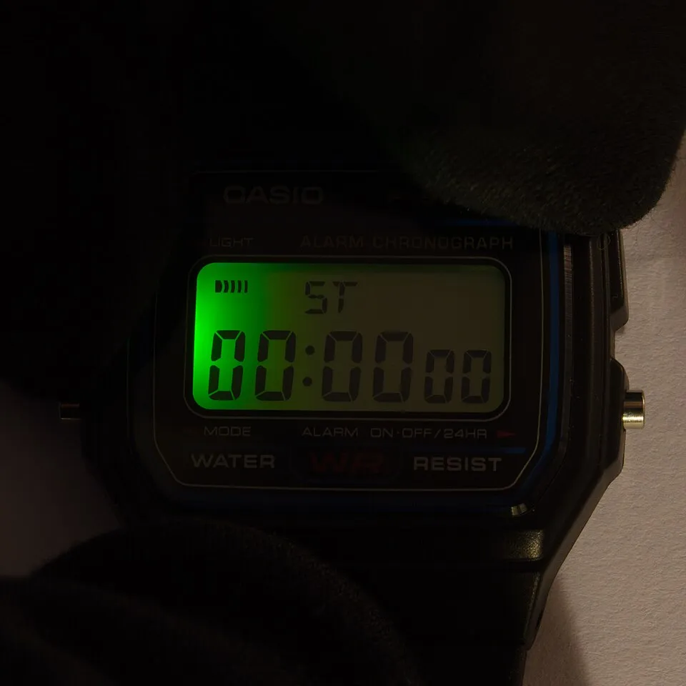 Casio F-91W-1 – F-91W med LED-lampan tänd
