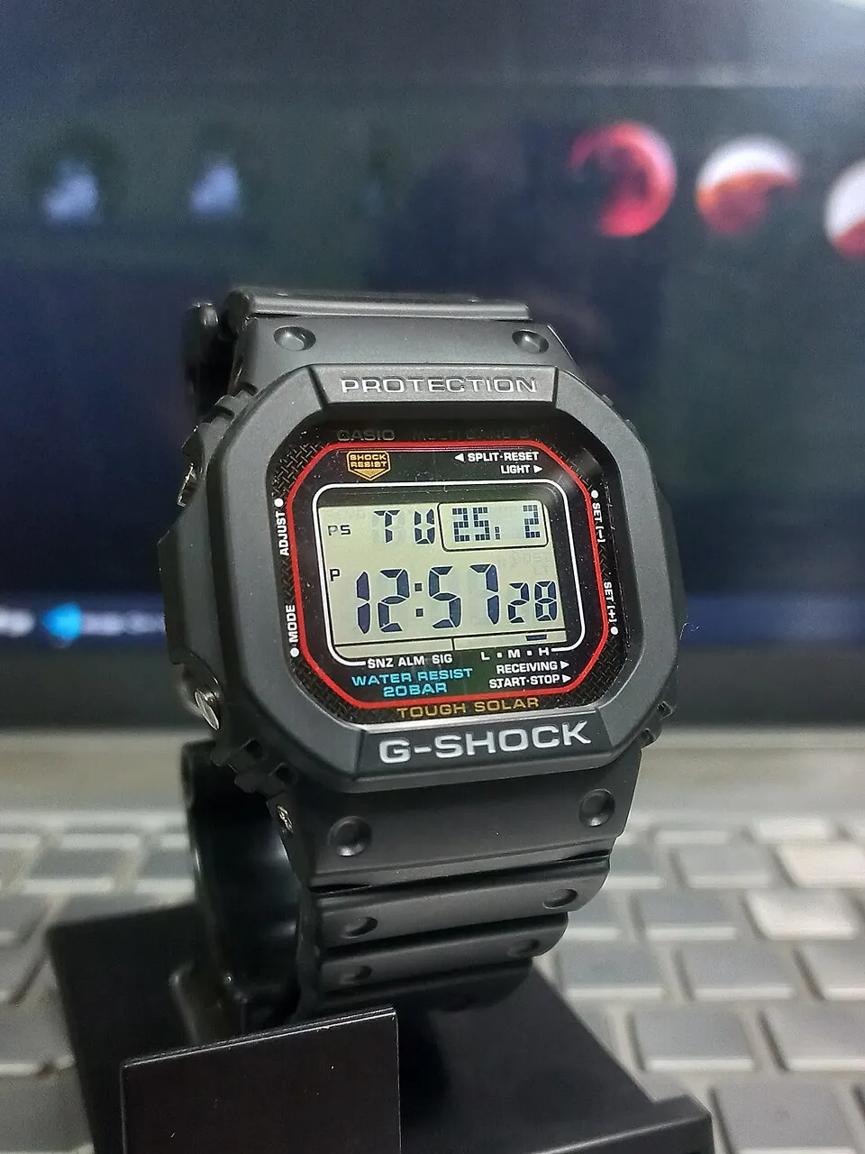 Casio GW-M5610U – GW-M5610U med positiv display och röd ram