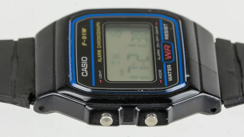 Använd svart Casio F-91W med blå ram runt den digitala displayen