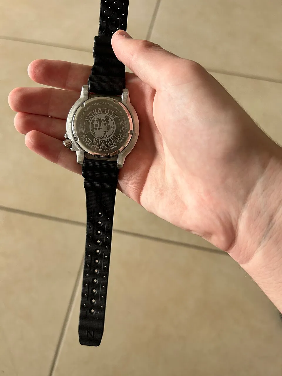 Baklocket på en Citizen BN0150-28E med svart band.