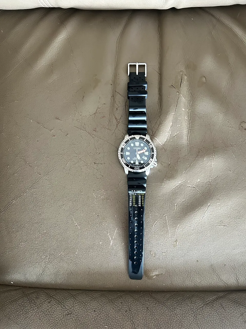 Citizen BN0150-28E i sin helhet med svart band.