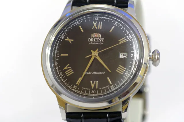 Orient AC0000AB – AC0000AB framifrån med mörk tavla och romerska siffror