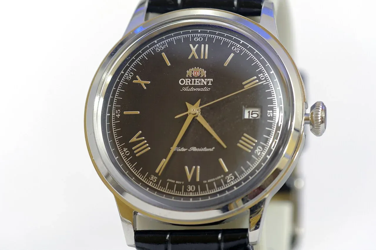 Orient AC0000AB – AC0000AB framifrån med mörk tavla och romerska siffror