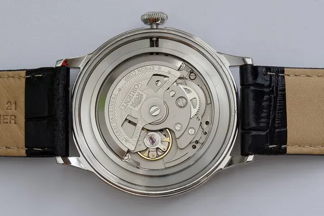 Synligt F6724-urverk i en Orient AC0000AB.