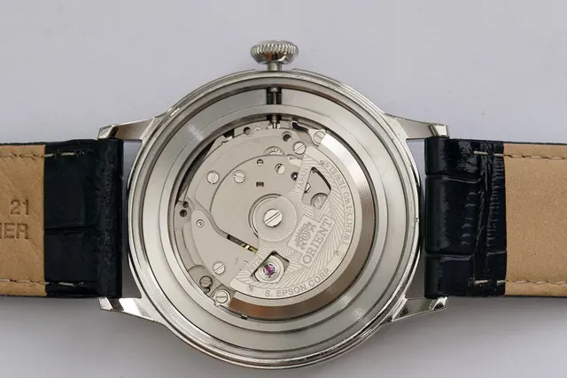 Orient AC0000AB med synligt F6724-urverk genom baksidan.
