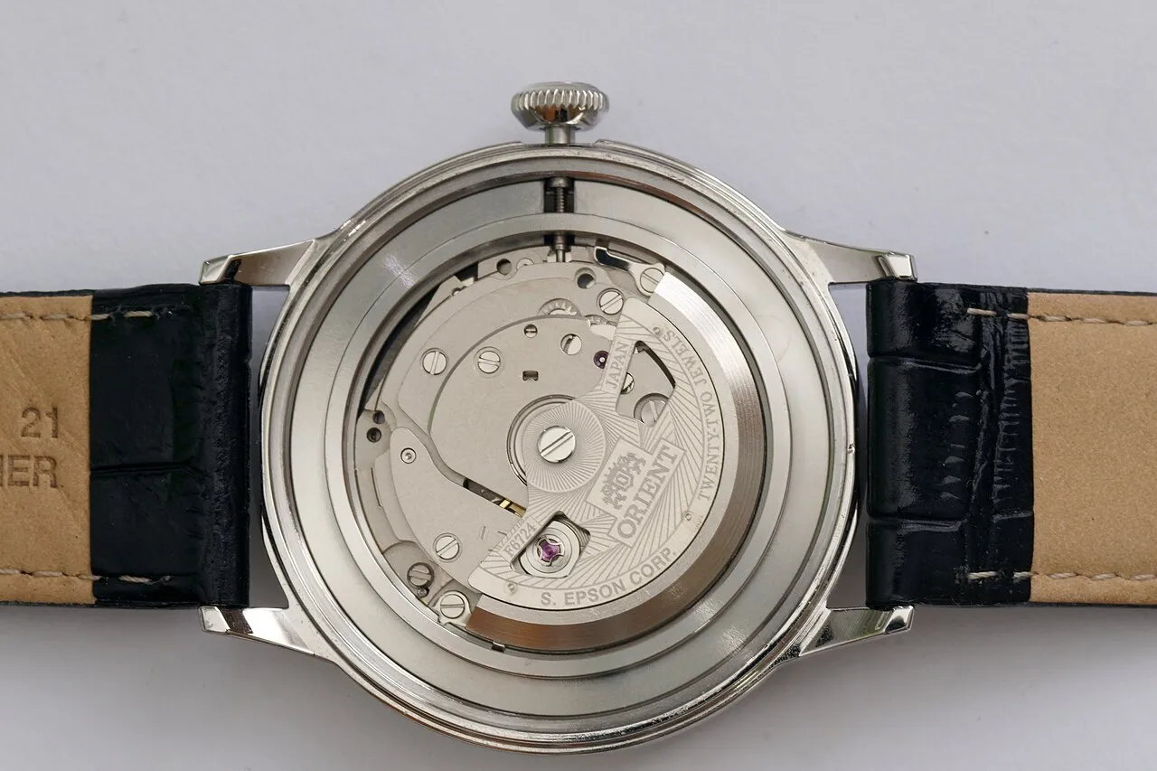 Orient AC0000AB med synligt F6724-urverk genom baksidan.