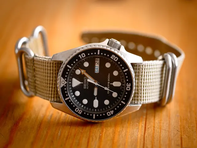 Seiko SKX013 – SKX013 på ett ljust textilband