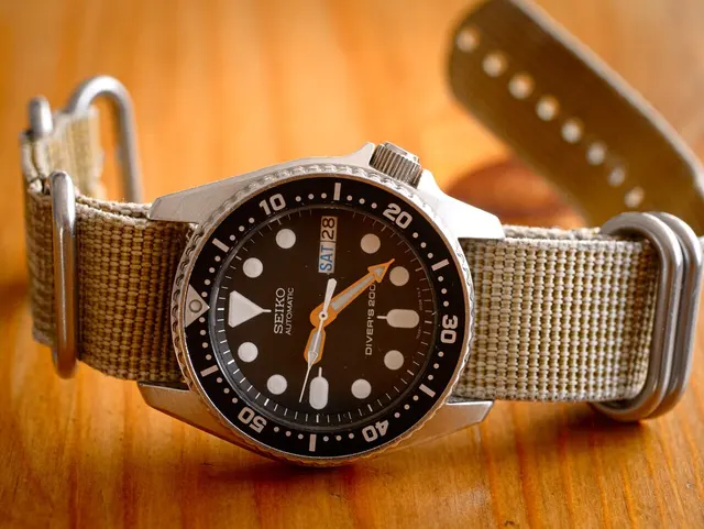 Seiko SKX013 – Ett separat fotografi av SKX013 på textilband, med annan visartid och vinkel.