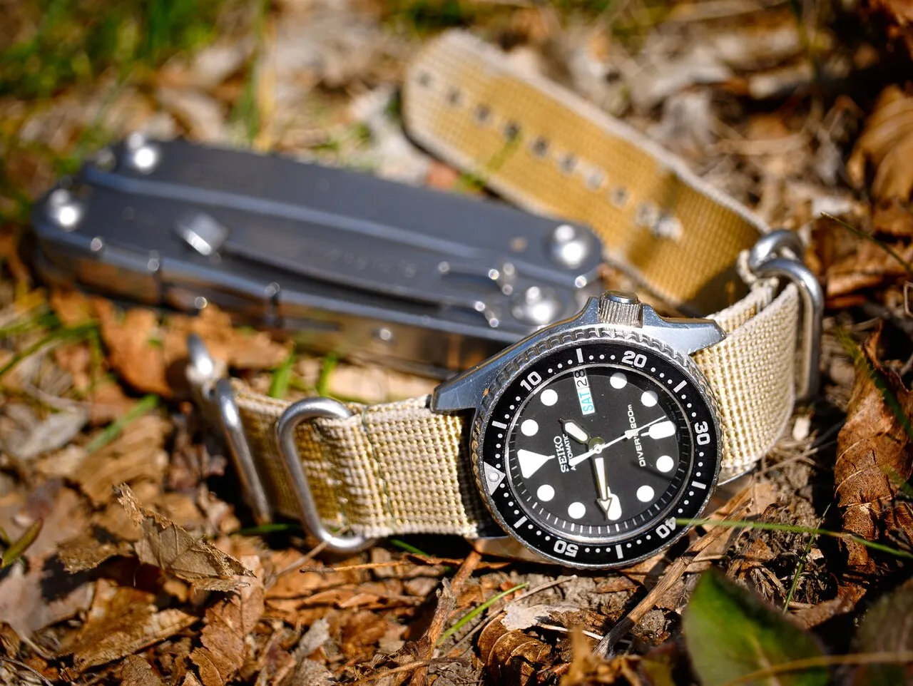 Seiko SKX013 – SKX013 i utomhusmiljö på textilband