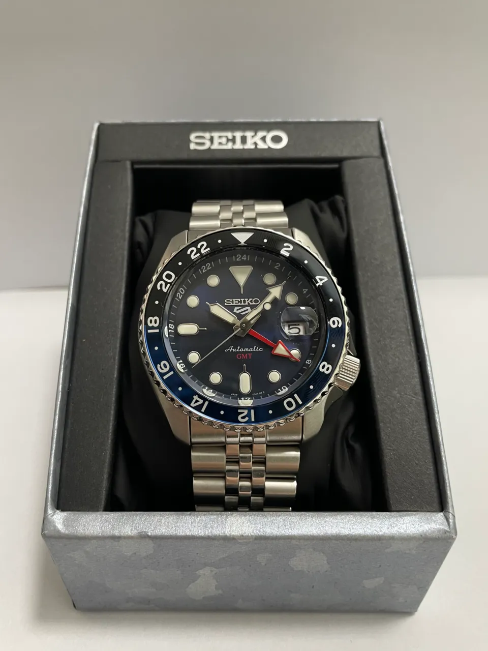 Seiko SSK003 – SSK003 med blå tavla, röd GMT-visare och tvåfärgad 24-timmarsring.