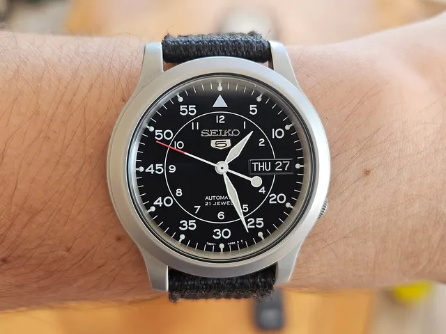 Seiko 5 SNK809 am Handgelenk. Andere Referenz als die SRPD55.