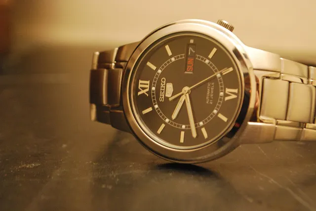Seiko 5 SNKA23: Gehäuse und Zifferblatt im Detail.