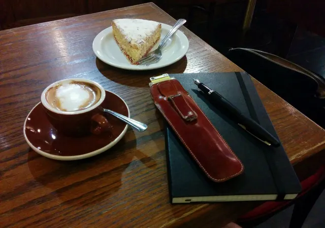 Schreibplatz mit Pilot Metropolitan und Moleskine-Notizbuch.