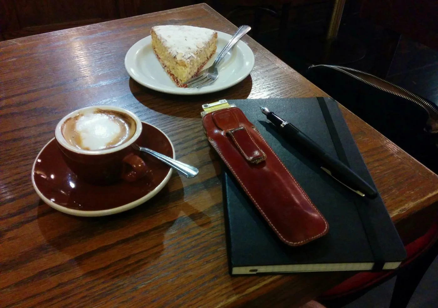 Schreibplatz mit Pilot Metropolitan und Moleskine-Notizbuch.