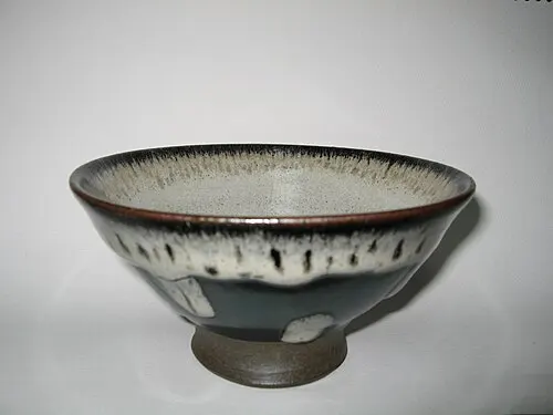 Japanische Reisschale mit dunkel verlaufender Glasur.