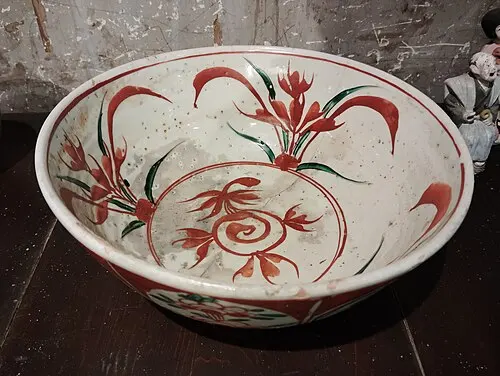 Breite, rot bemalte Schale aus Inuyama.