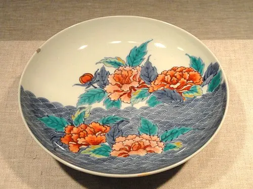 Historische Nabeshima-Schale mit Blütendekor.